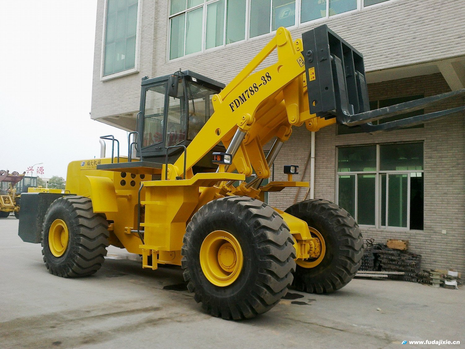 福大機(jī)械38噸叉裝車亮相2012年廈門(mén)石材展